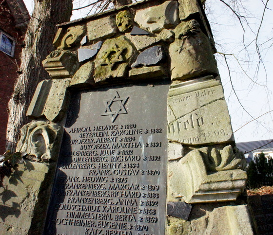 Cemetery in Hoexter w Hochfeld gravestone.JPG